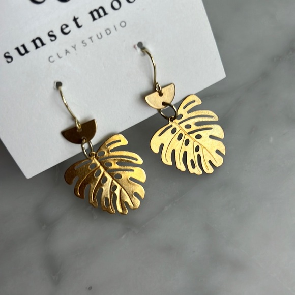 🌼HANDMADE🌼 Brass Monstera Leaf Earrings, Small - Picture 5 of 5